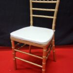 Valge kunstnahast toolipadi Chiavari toolil