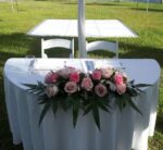 Valge laudlinaga pruutpaari laud