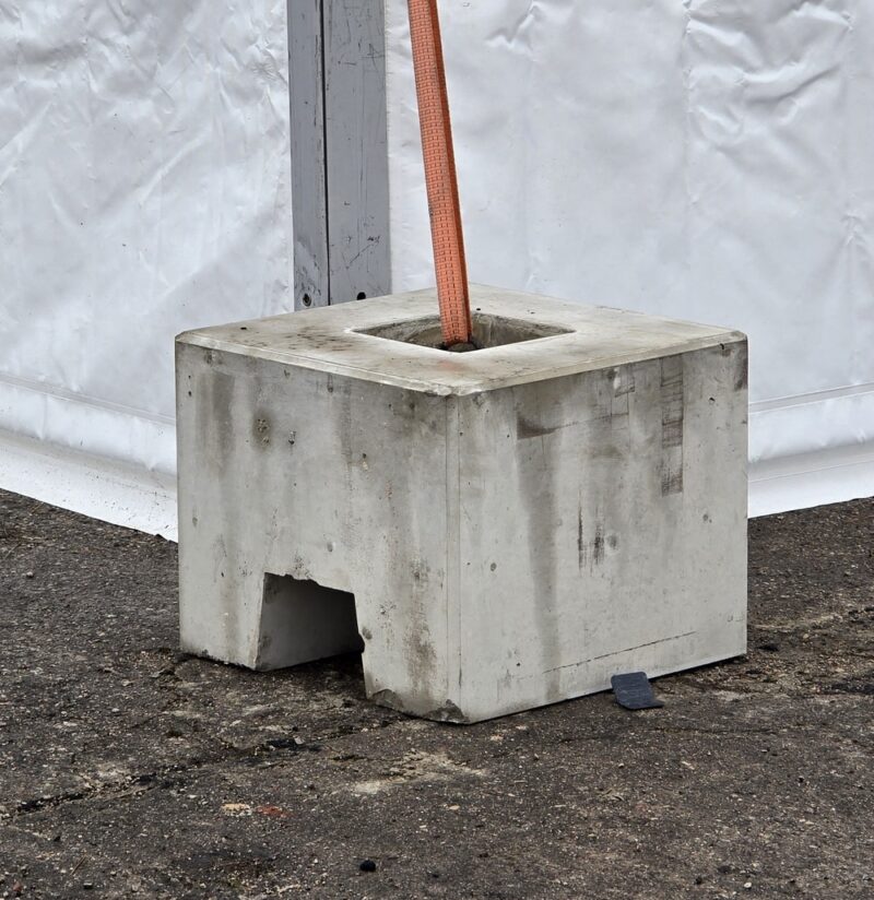 Betoonraskus 200 kg moodultelgi jala juures, rihm kinnituskohas